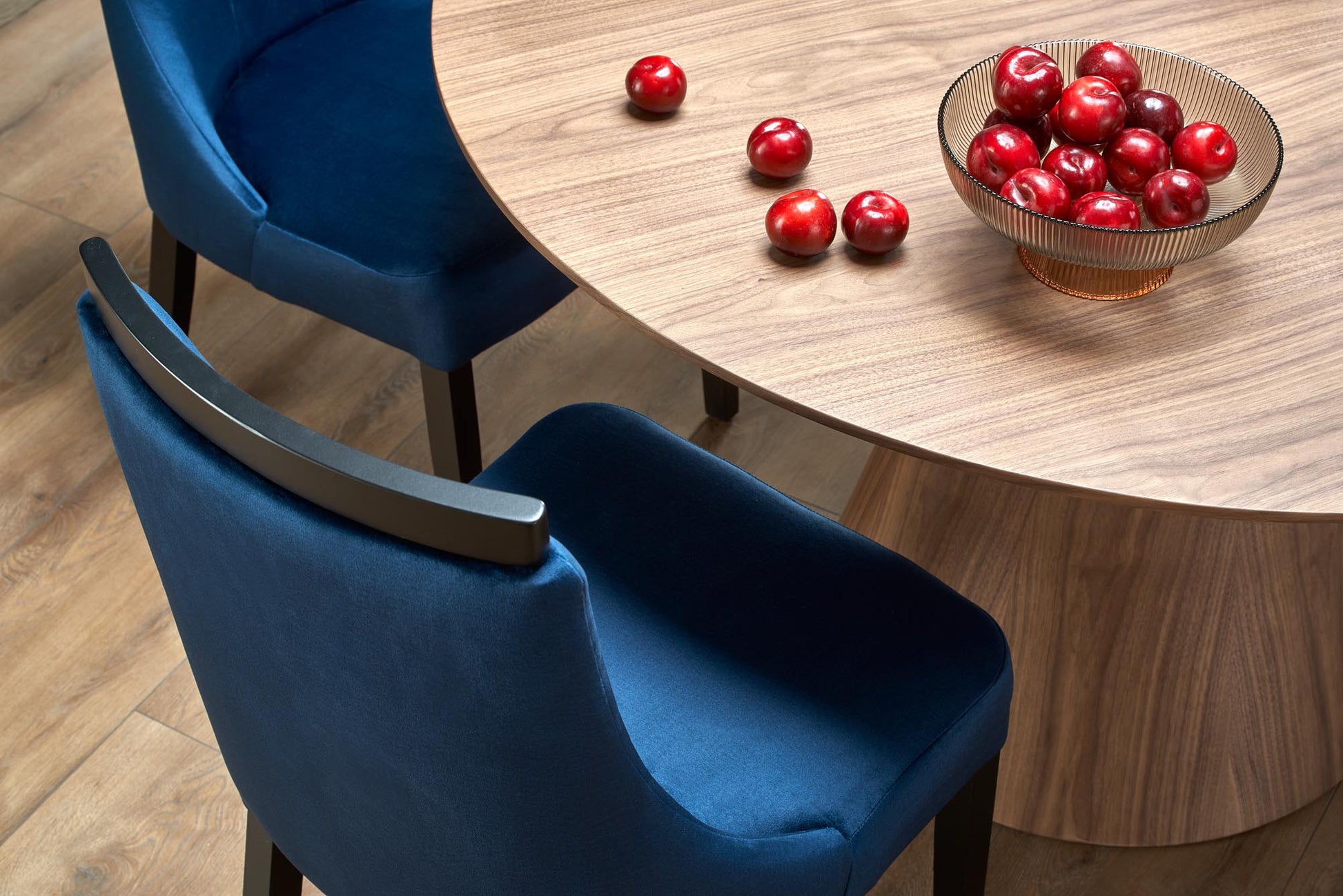 Kitchen Table West St Davids | size: Length: 136cm, Width: 136cm, Height: 78cm, Diameter: 136cm | color: Walnut | image: 9 | variant: 1007403
